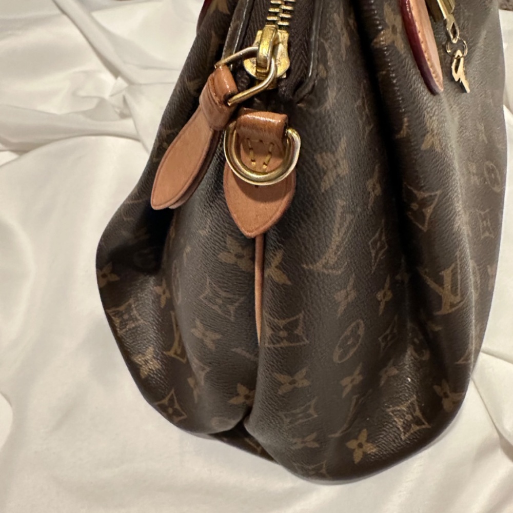 Louis Vuitton Rivoli MM - Picture 4 of 13